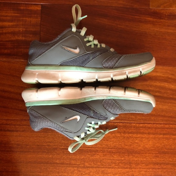 NIKE - Mint and grey walking shoes (Size 5.5) - Picture 3 of 5